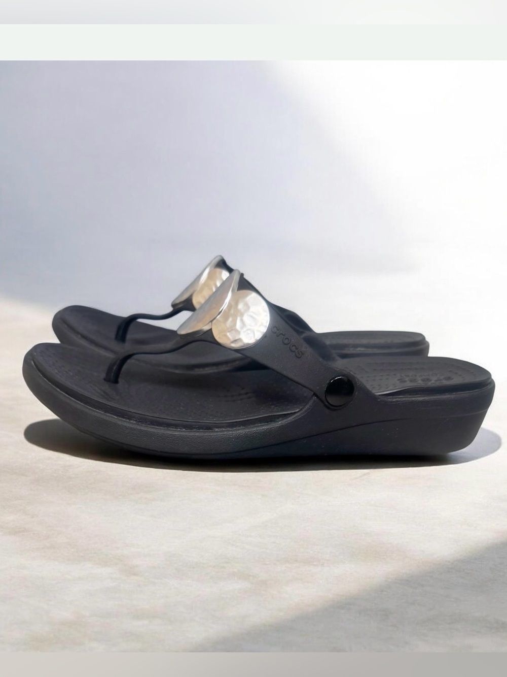 CROCS SANRAH black silver hammered flip flops women’s sandals shoes size 10